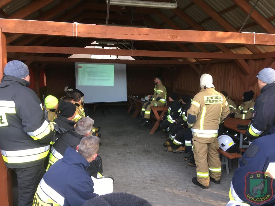 Wypadek i pożar. Kilka jednostek w Gółkowie ZDJĘCIA