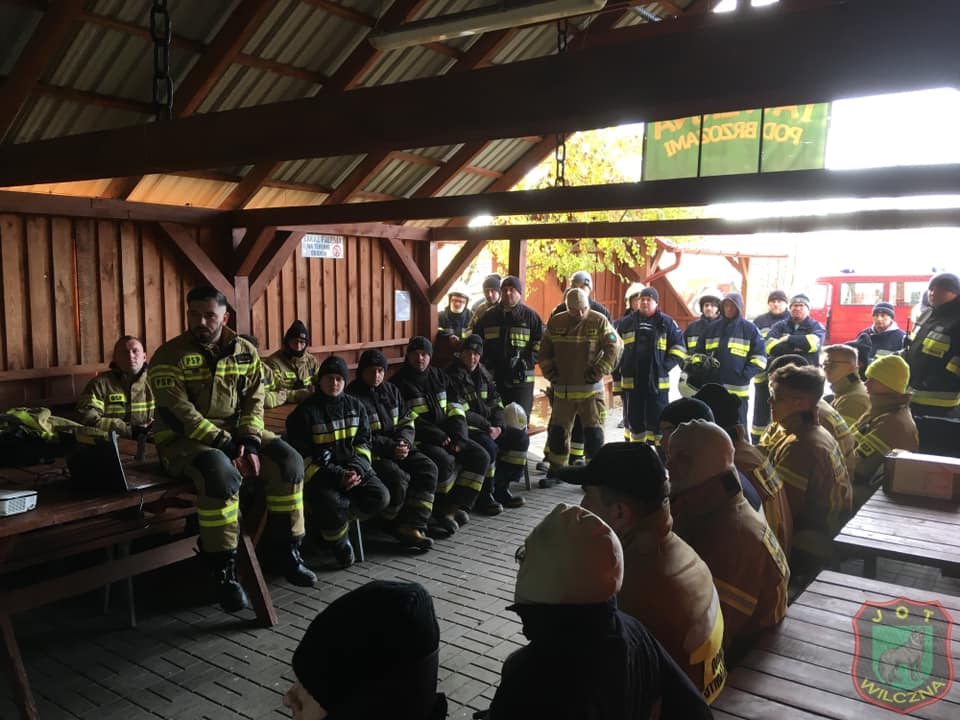 Wypadek i pożar. Kilka jednostek w Gółkowie ZDJĘCIA