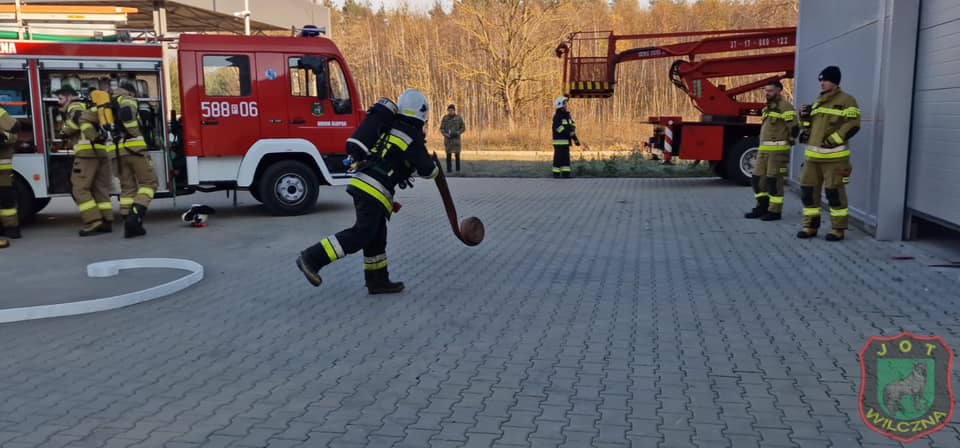 Wypadek i pożar. Kilka jednostek w Gółkowie ZDJĘCIA