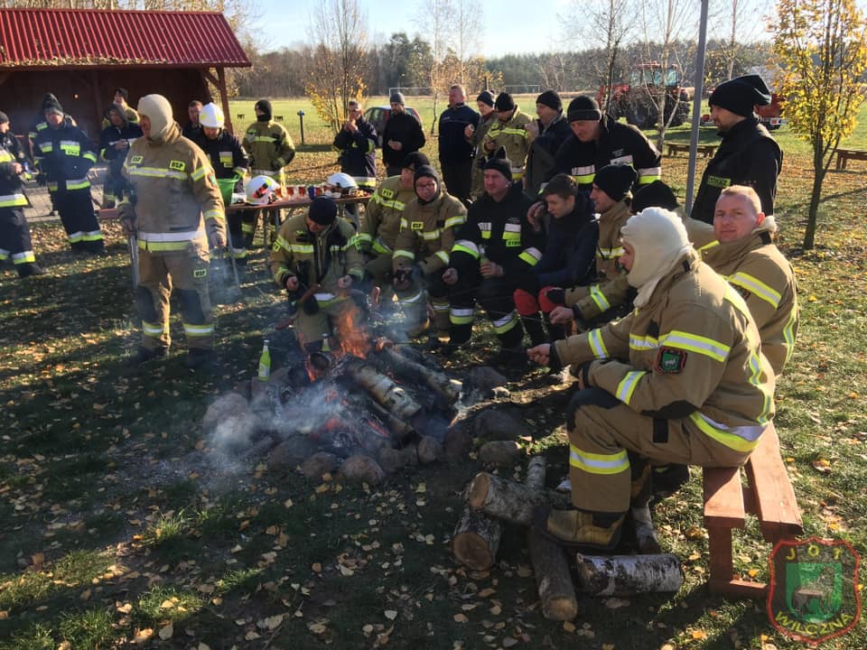Wypadek i pożar. Kilka jednostek w Gółkowie ZDJĘCIA