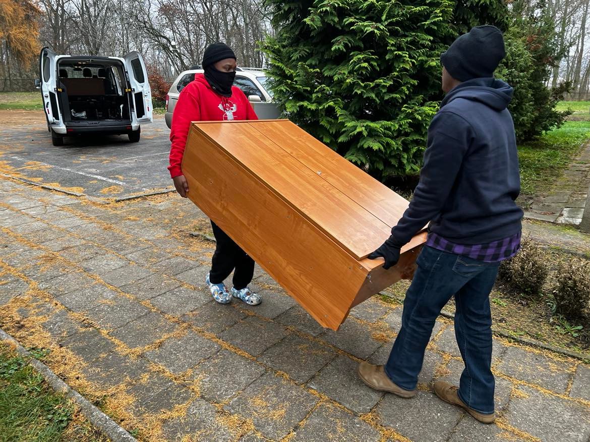 Żołnierze pomagają w przeprowadzce domu dziecka