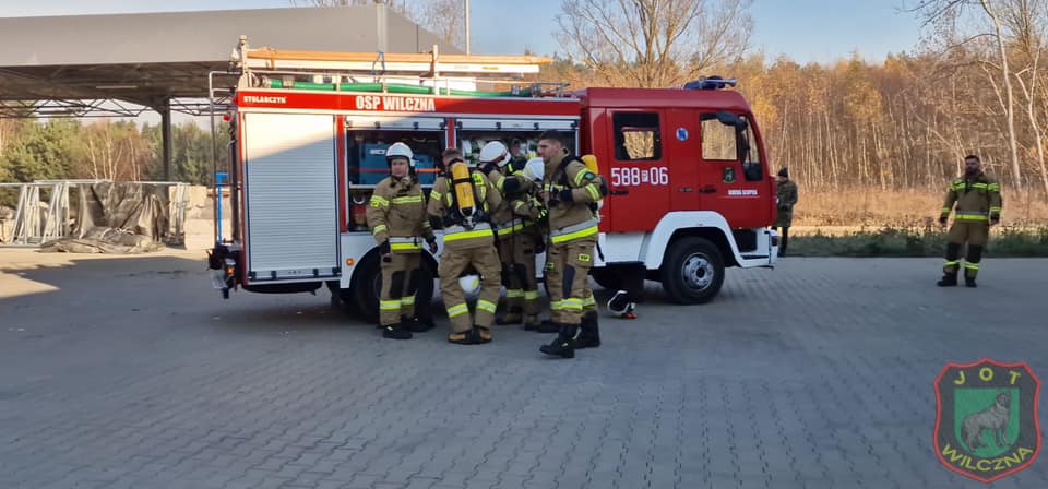 Wypadek i pożar. Kilka jednostek w Gółkowie ZDJĘCIA