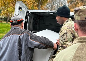 Żołnierze pomagają w przeprowadzce domu dziecka