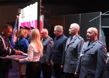 Naczelnik z medalem od Prezydenta