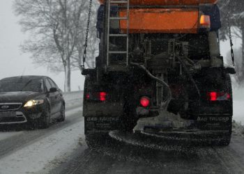 Akcja Zima rozpoczęta. Kiedy wyjechały pierwsze piaskarki?