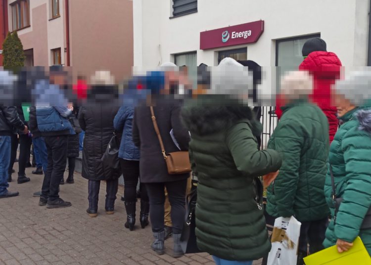 Ogromne kolejki po tańszy prąd w Słupcy. Wielu stoi niepotrzebnie