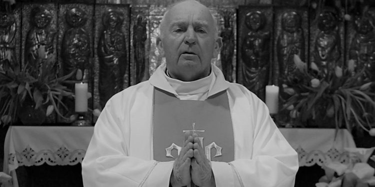 Po śmierci żony został księdzem