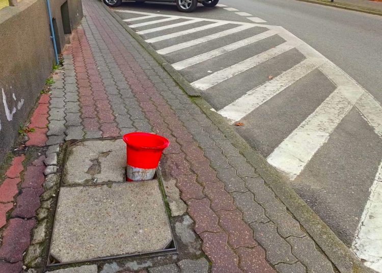 Uważaj idąc tą ulicą. Możesz wpaść w dziurę