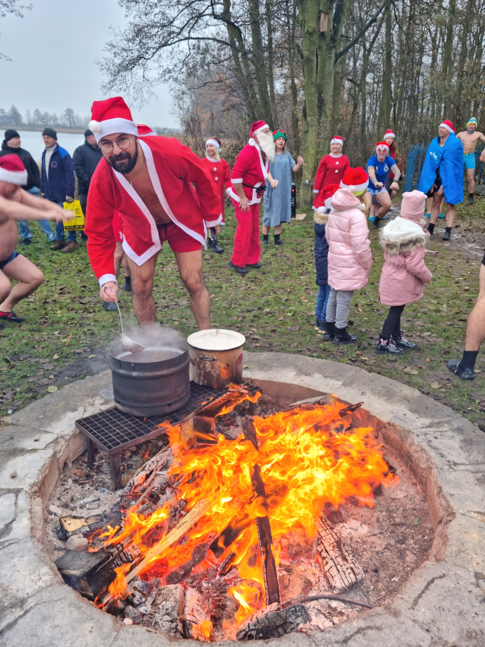 Słupeckie Morsy poczuły już klimat świąt ZDJĘCIA