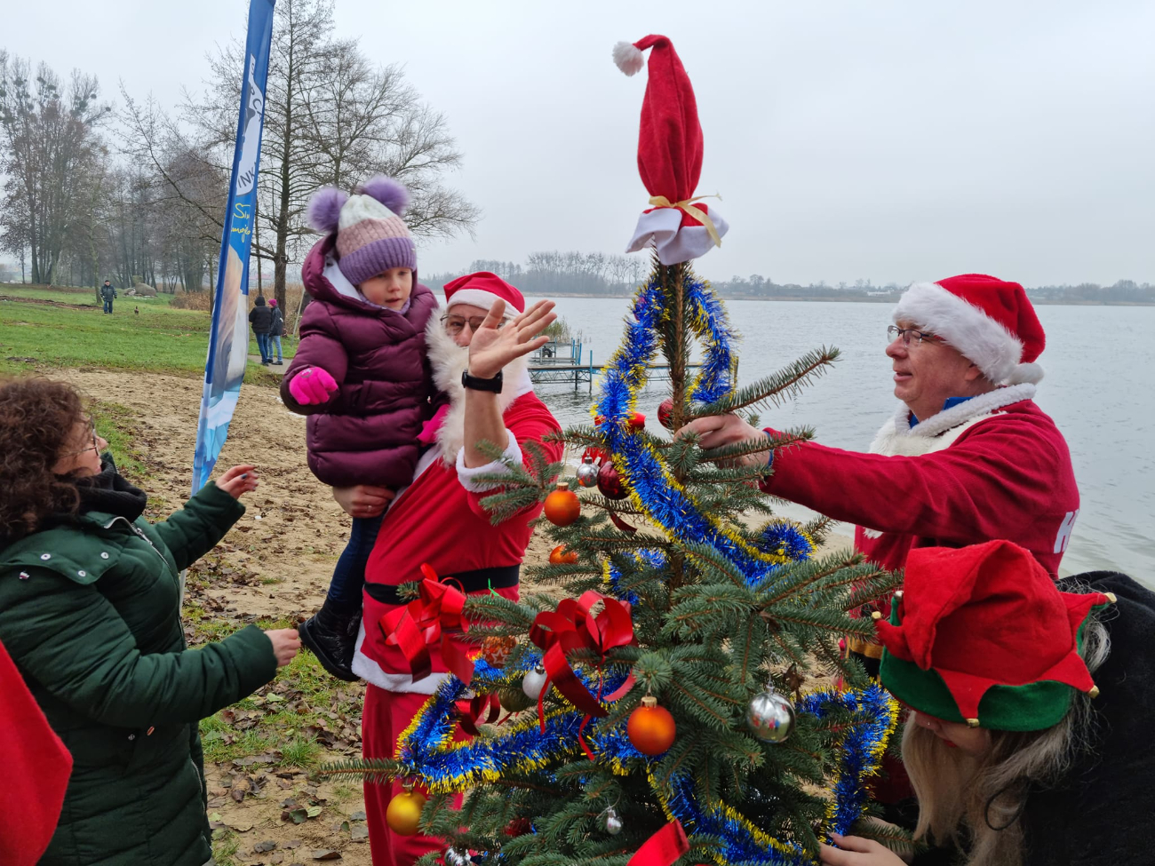 Słupeckie Morsy poczuły już klimat świąt ZDJĘCIA