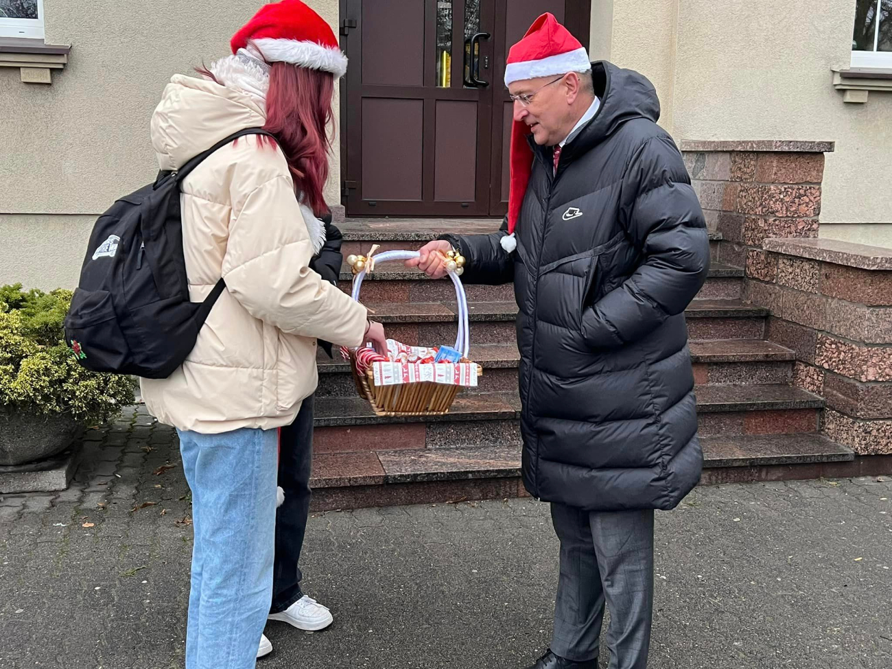 Mikołajki w Słupcy. Starosta rozdawał gorącą czekoladę