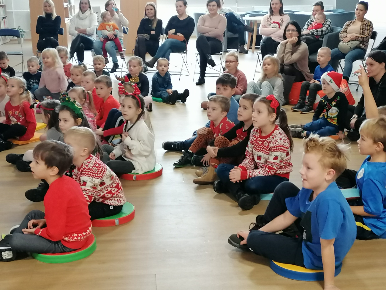 Mikołaj w bibliotece. Tak się bawili najmłodsi