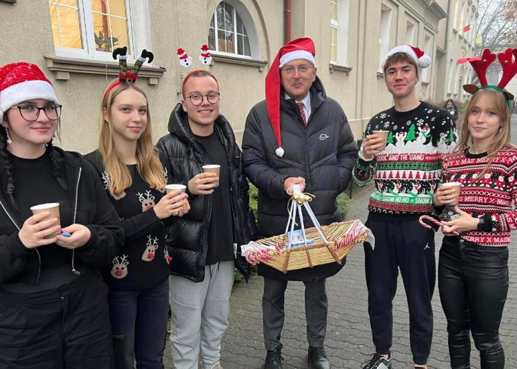 Mikołajki w Słupcy. Starosta rozdawał gorącą czekoladę