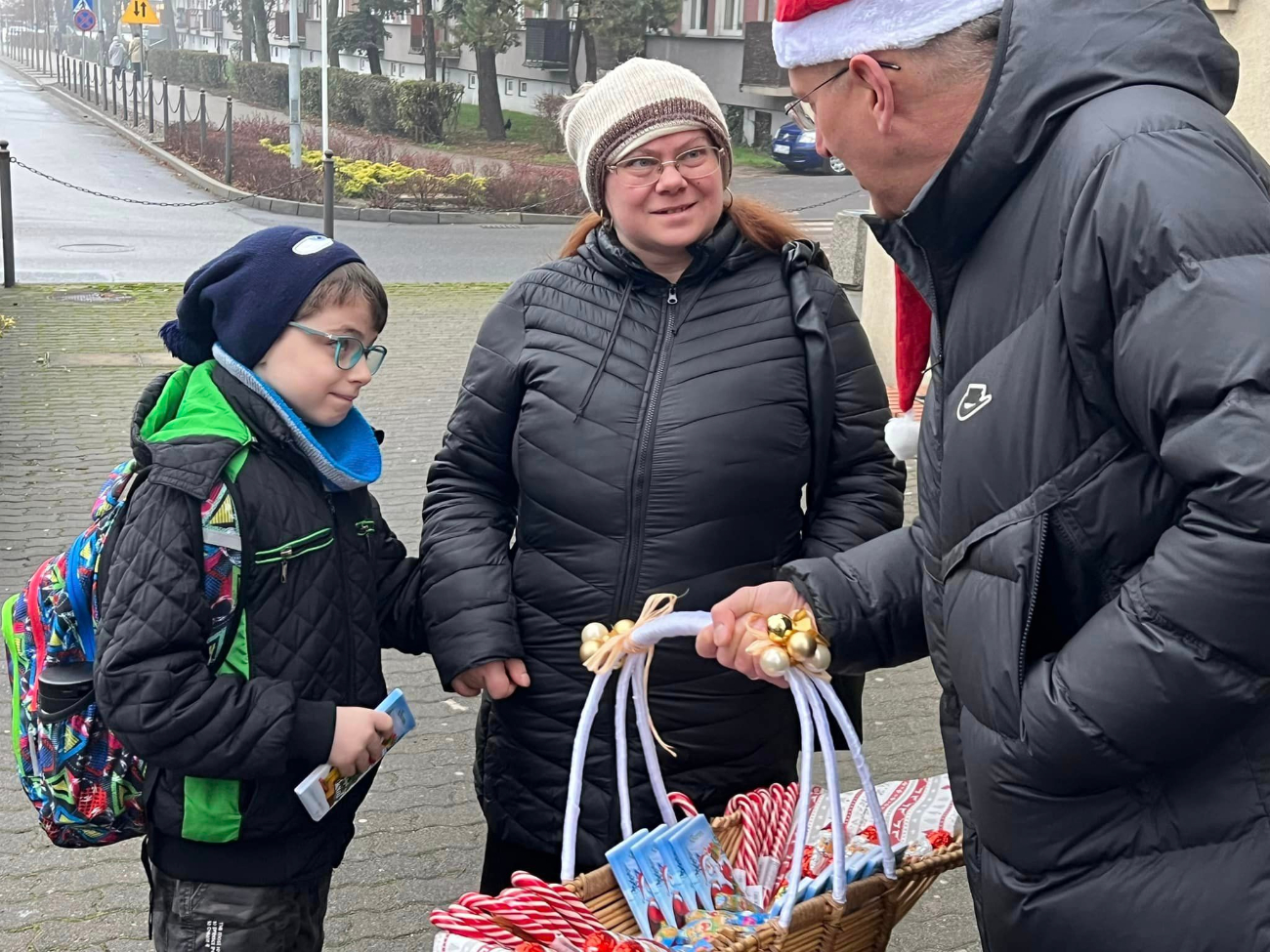 Mikołajki w Słupcy. Starosta rozdawał gorącą czekoladę