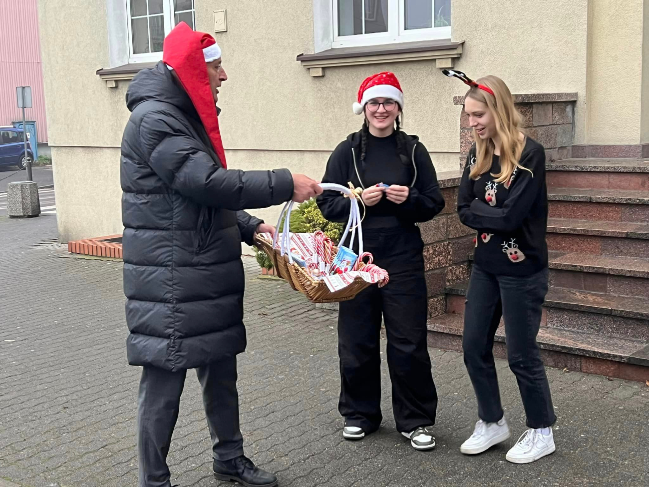Mikołajki w Słupcy. Starosta rozdawał gorącą czekoladę