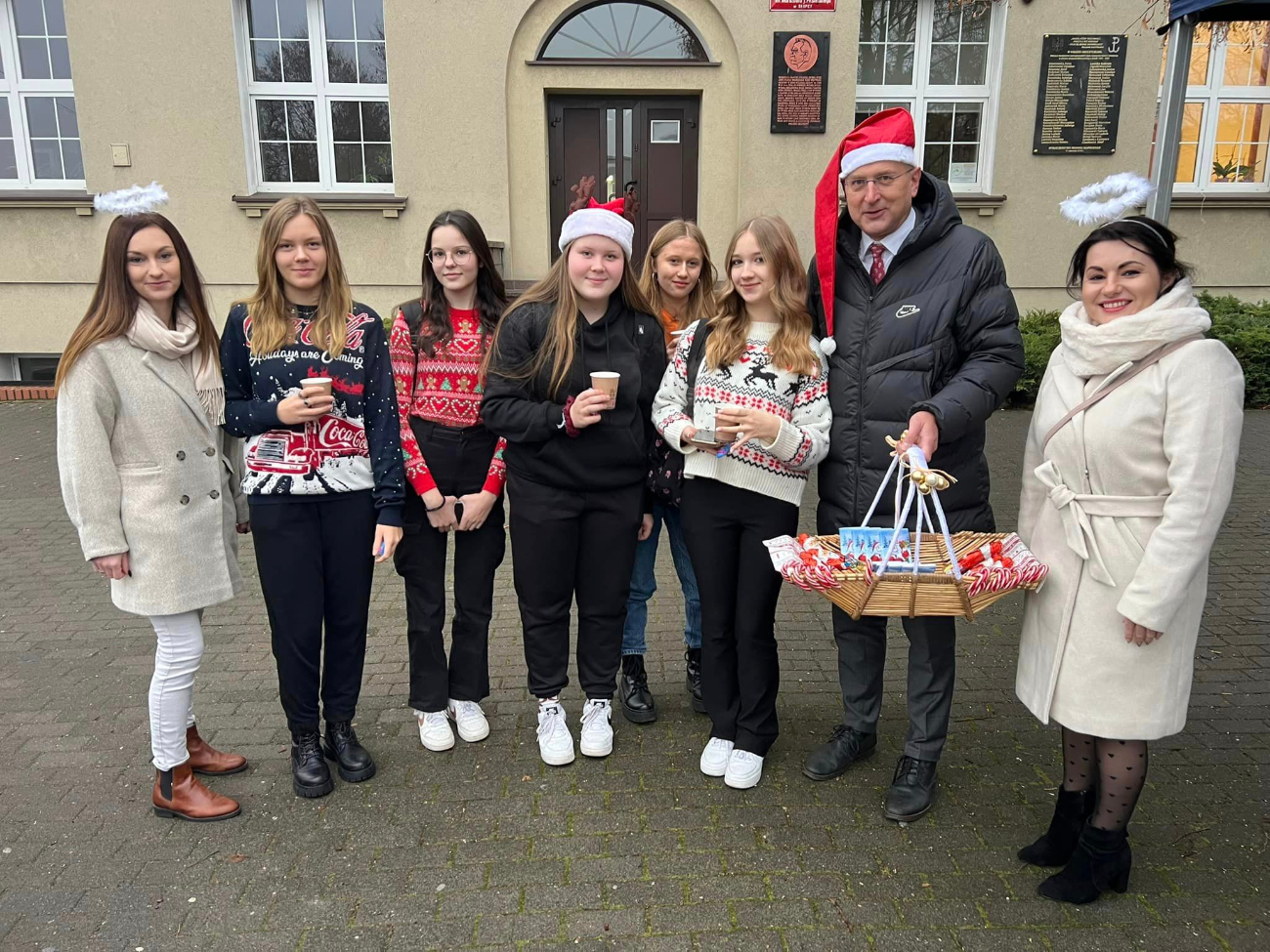 Mikołajki w Słupcy. Starosta rozdawał gorącą czekoladę