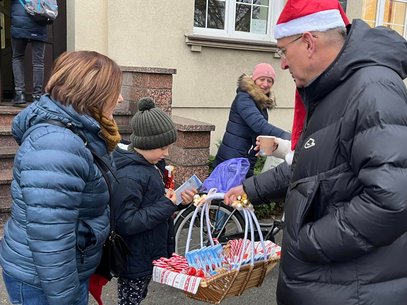Mikołajki w Słupcy. Starosta rozdawał gorącą czekoladę