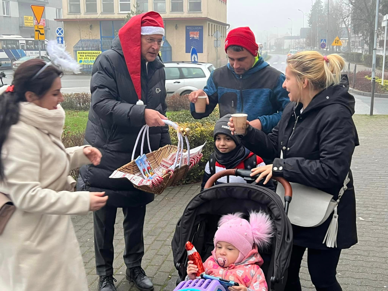 Mikołajki w Słupcy. Starosta rozdawał gorącą czekoladę