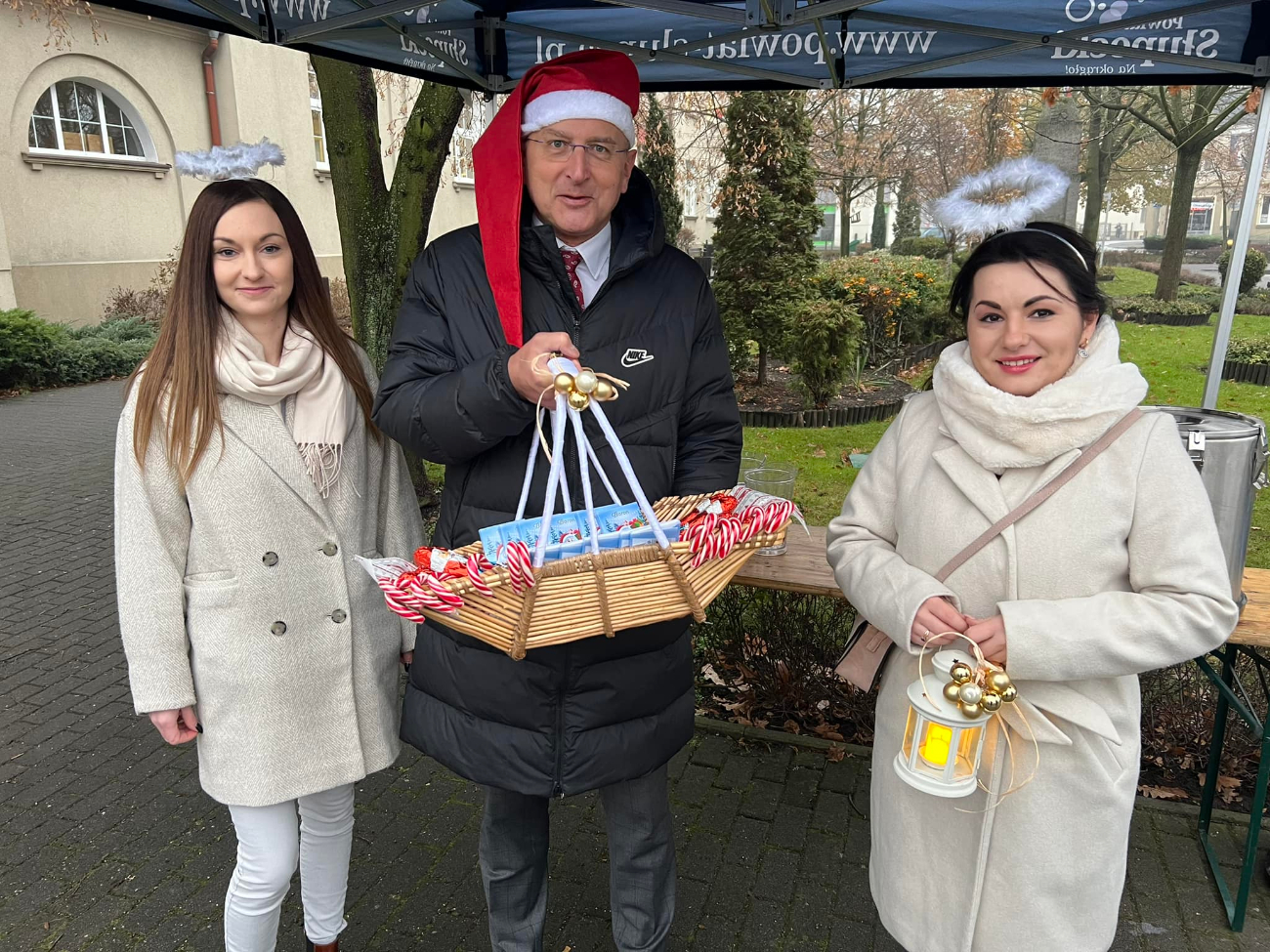 Mikołajki w Słupcy. Starosta rozdawał gorącą czekoladę