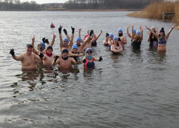 Świąteczne zanurzenie z powidzkimi morsami