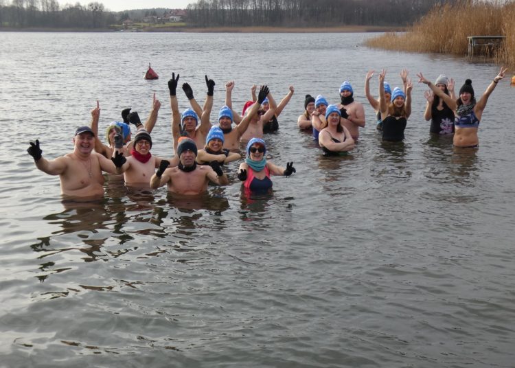 Świąteczne zanurzenie z powidzkimi morsami