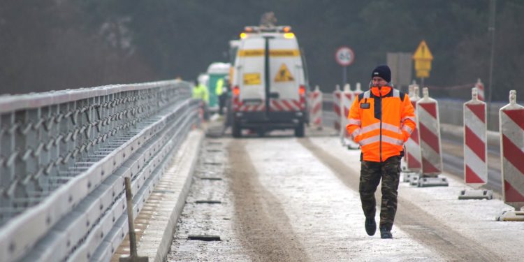 Kierowcy powinni uzbroić się w cierpliwość. Utrudnienia na moście