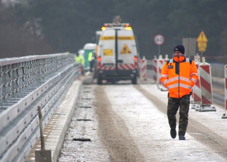 Kierowcy powinni uzbroić się w cierpliwość. Utrudnienia na moście