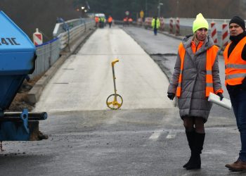 Most w Lądzie jest dziś zamknięty. Układają ostatnią warstwę