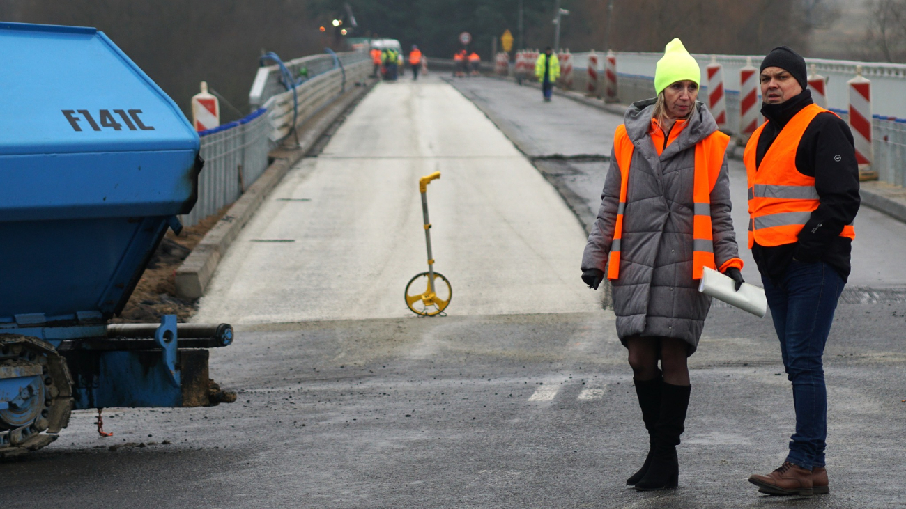 Most w Lądzie jest dziś zamknięty. Układają ostatnią warstwę