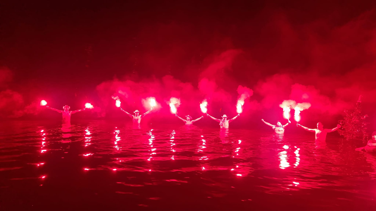 Lodowatą kąpielą uczcili pamięć Powstańców ZDJĘCIA