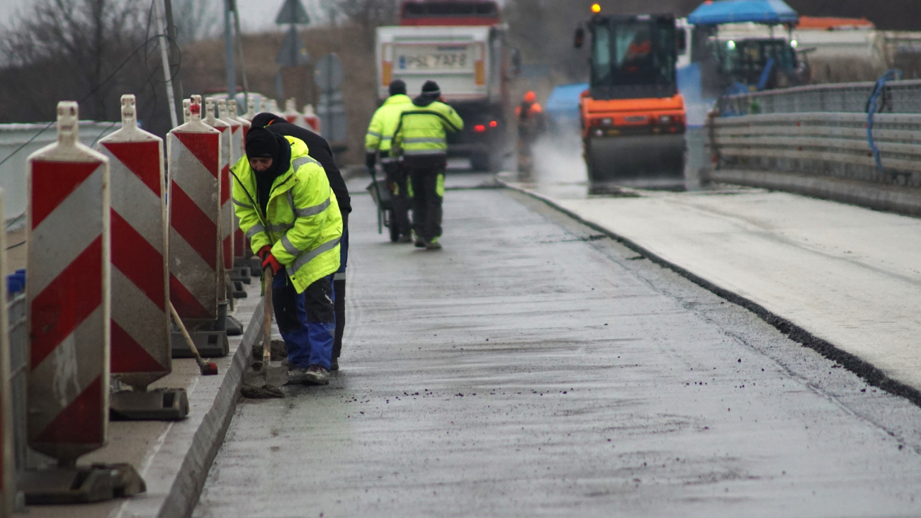 Most w Lądzie jest dziś zamknięty. Układają ostatnią warstwę