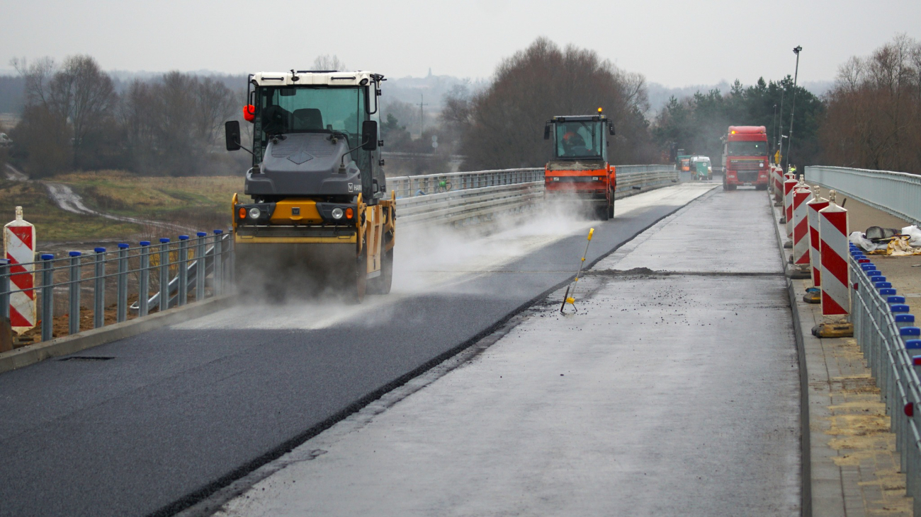 Most w Lądzie jest dziś zamknięty. Układają ostatnią warstwę