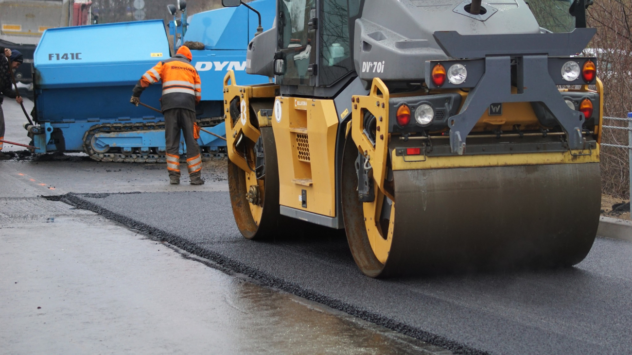 Most w Lądzie jest dziś zamknięty. Układają ostatnią warstwę
