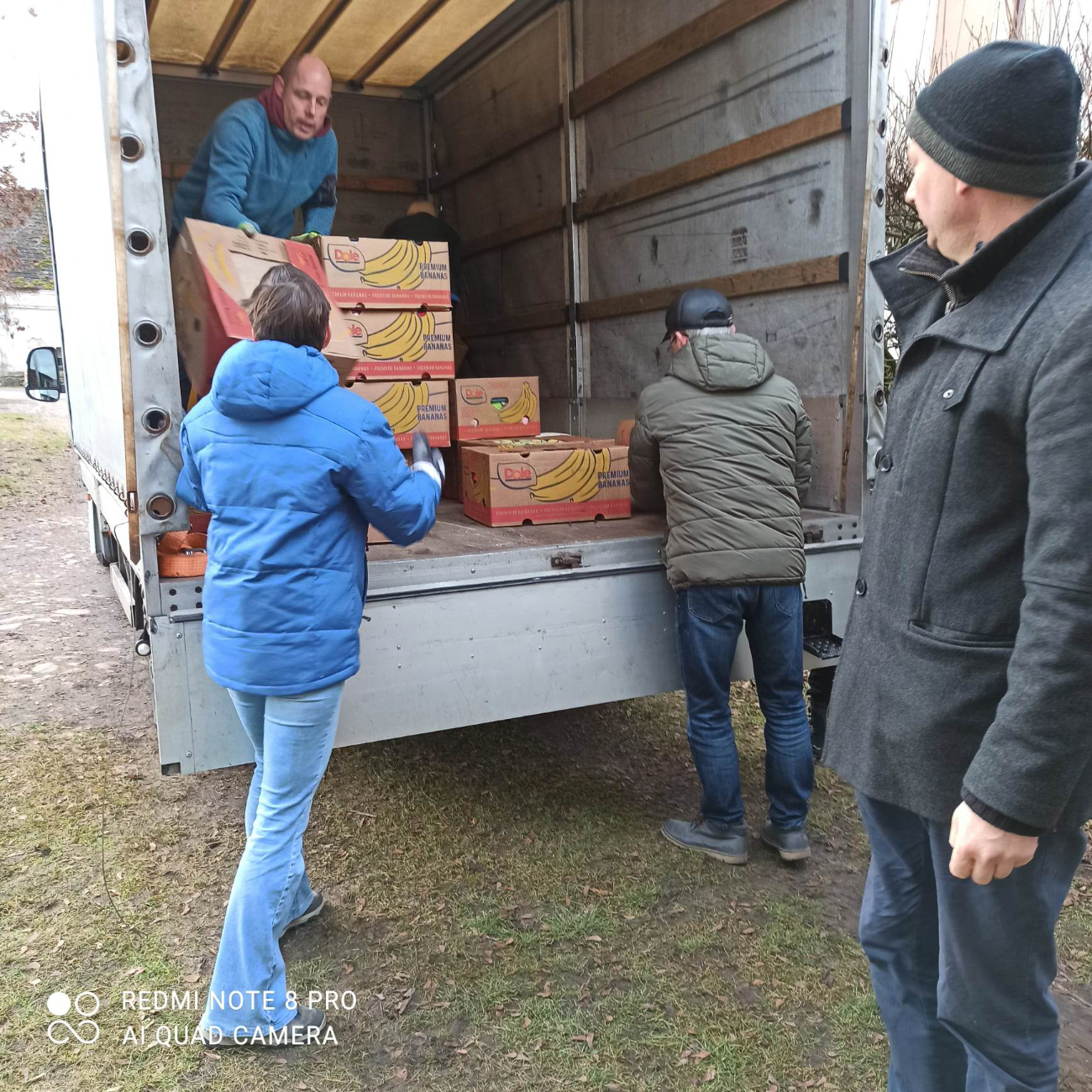 Przywieźli całą przyczepę darów