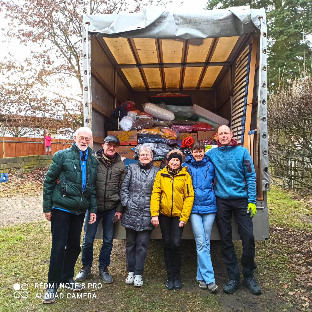 Przywieźli całą przyczepę darów