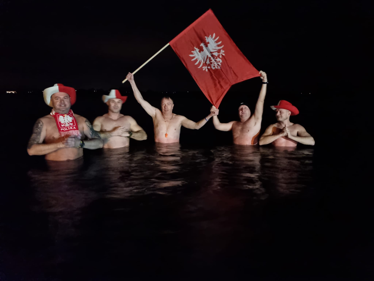 Lodowatą kąpielą uczcili pamięć Powstańców ZDJĘCIA