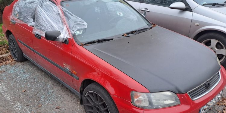 Niszczył szyby wystawowe i samochody. Wpadł w ręce policji