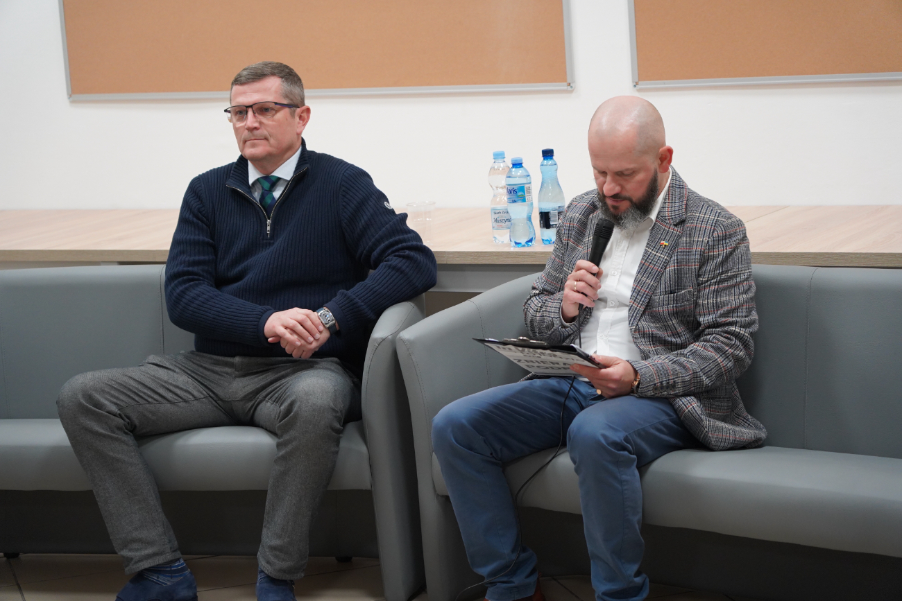 Senator Marcin Bosacki na spotkaniu w Słupcy