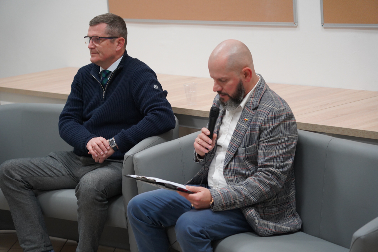 Senator Marcin Bosacki na spotkaniu w Słupcy