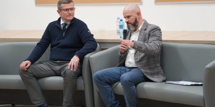 Senator Marcin Bosacki na spotkaniu w Słupcy