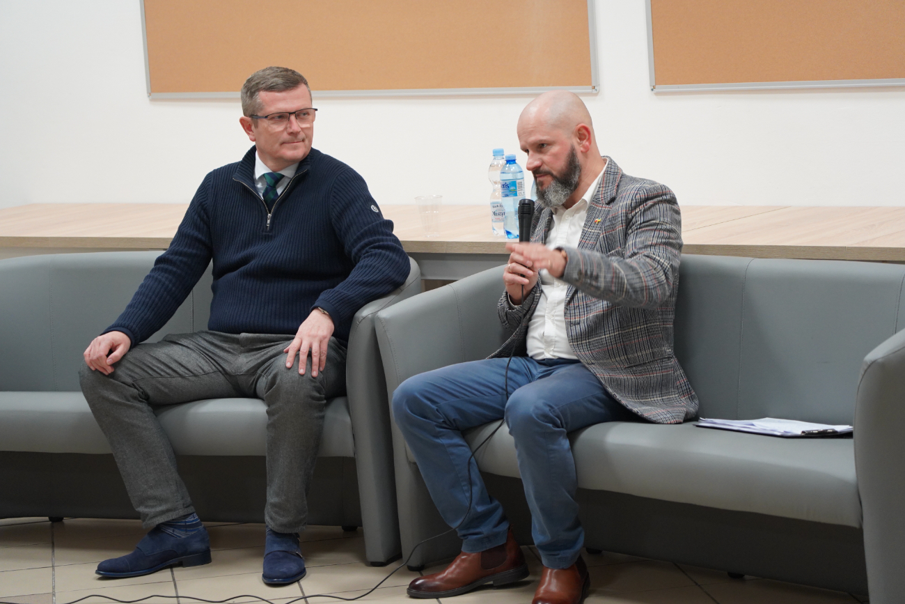 Senator Marcin Bosacki na spotkaniu w Słupcy