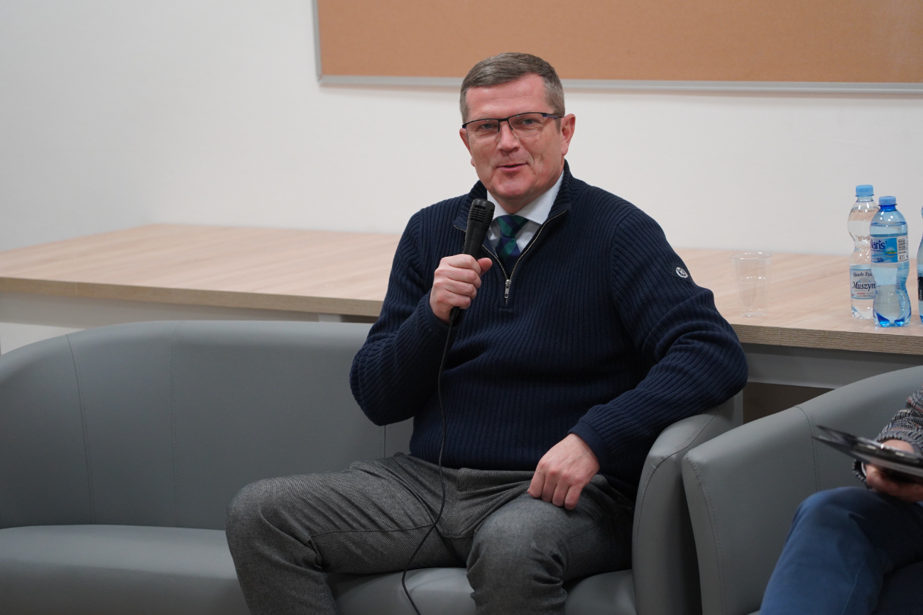 Senator Marcin Bosacki na spotkaniu w Słupcy