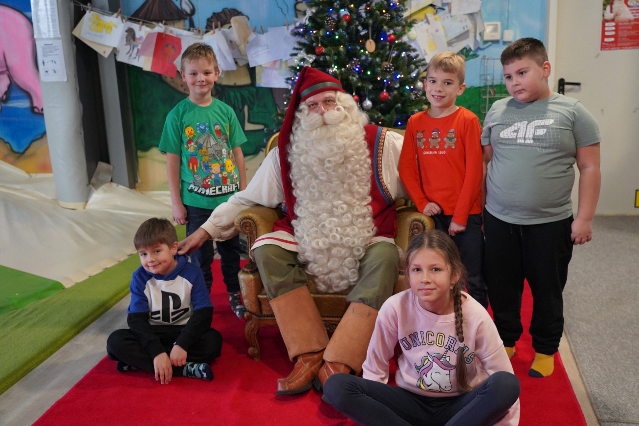 To nie żart. Prawdziwy Mikołaj gości dziś w Słupcy. Przyjechał prosto z Laponii