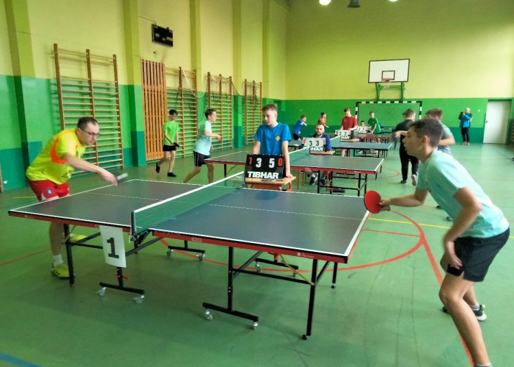 Mikołaj przy tenisowym stole