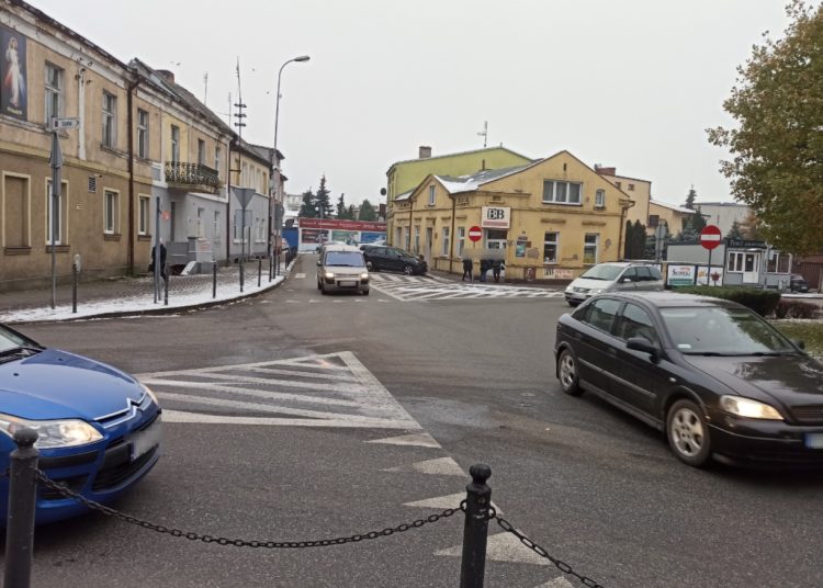 Kłopotliwe skrzyżowanie. Burmistrz odniósł się do propozycji radnych