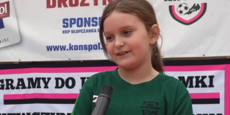 One uwielbiają grać w piłkę. Zobacz film