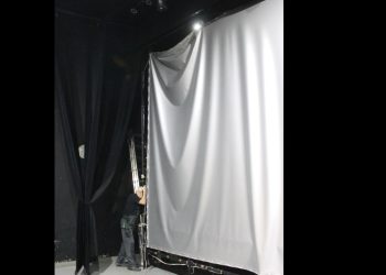 Montują nowy ekran w kinie