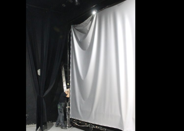 Montują nowy ekran w kinie