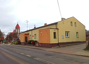 Wyburzą ten budynek. Gdzie przeniosą bibliotekę i pocztę?