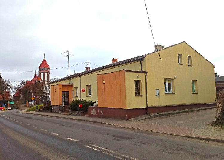 Wyburzą ten budynek. Gdzie przeniosą bibliotekę i pocztę?